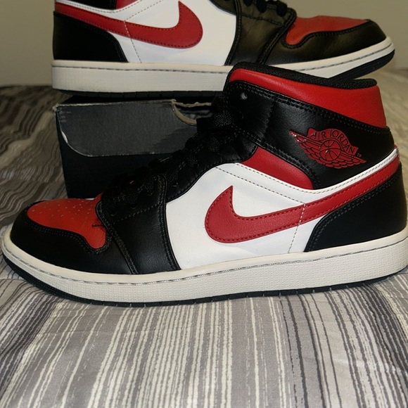 Air Jordan 1 Mid Bred Toe Size 11 (Used) - Picture 4 of 16